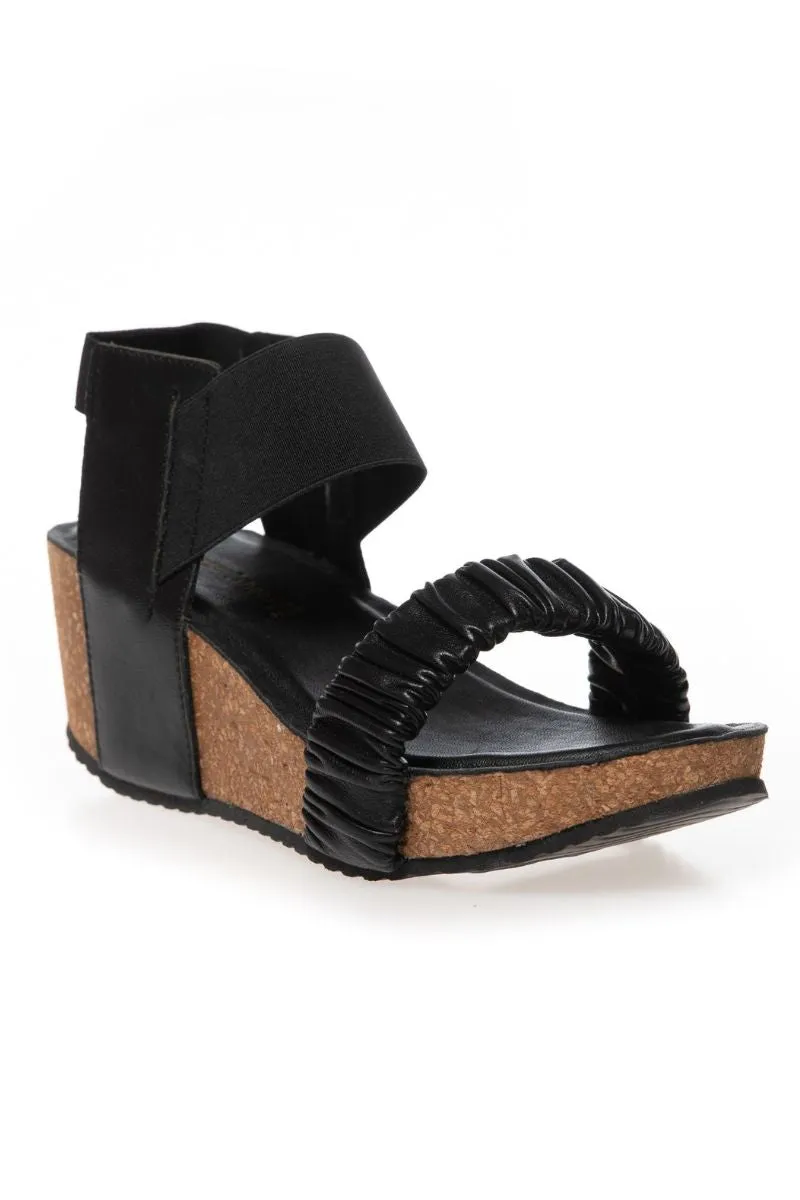 The Moments Wedge Sandal in Sort from Copenhagen Shoes